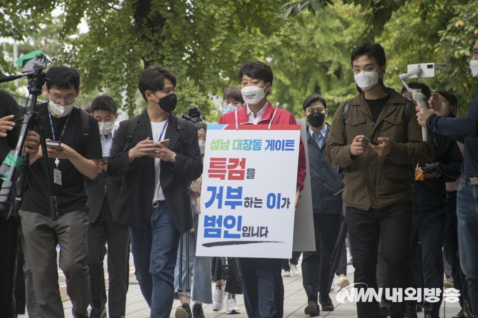 ▲ ▲ 6일 국회의사당에서 이준석 국민의힘 대표가 '이재명 대장동 게이트 특검 촉구' 기자회견을 마친 뒤 특검 도입 촉구 도보 투쟁을 시작하면서 여의도역을 지나고 있다. 서울 영등포구 여의도역. 2021.10.6. (사진=이상현 기자)