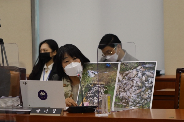 ▲ 윤미향 의원이 18일 열린 환경부 산하기관 국정감사에서 질의하고 있다.(사진=윤미향 의원실)