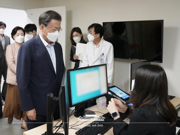 ▲ 사진은 문재인 대통령과 김정숙 여사가 15일 코로나19 백신 추가 접종을 받기 위해 서울 국립중앙의료원 코로나19 중앙예방접종센터를 찾아 본인 확인 절차를 밟고 있다. 19일 신규 확진자 수는 1000명대 후반을 나타냈다. 이틀째 1000명대를 기록했고, 당국은 예방접종의 효과가 나타나는 것으로 가늠하고 있다. (사진=대한민국정책브리핑)
