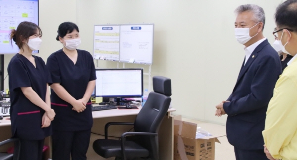 ▲ 세종시 갑이 지역구인 홍성국 더불어민주당 의원이 지난 9월 세종생활치료센터를 방문하고 있다.(사진=홍성국 의원 블로그)