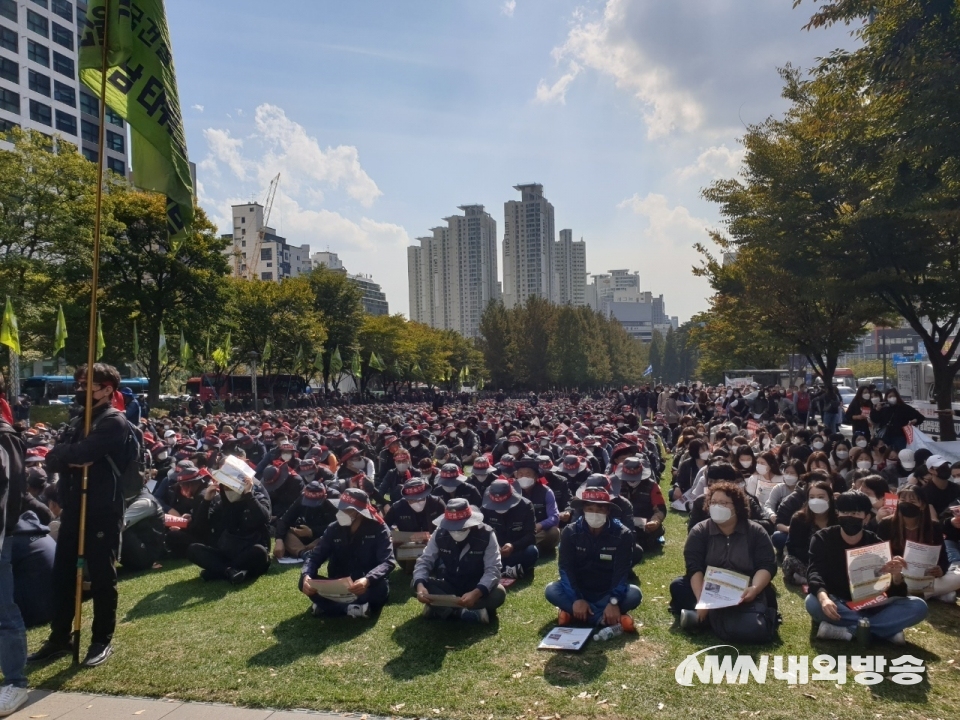 ▲ 민주노총 부산본부가 20일 부산 송상현광장에 모여 총파업대회를 열고 있다. 2021.10.20. (사진=부산경찰청)