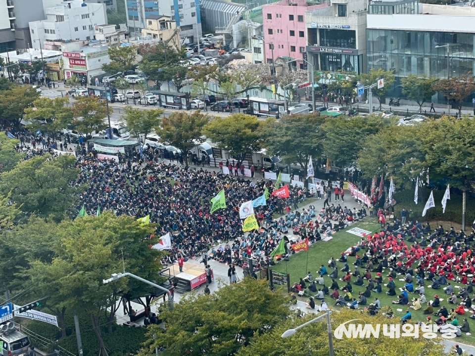 ▲ 민주노총 부산본부가 20일 부산 송상현광장에 모여 총파업대회를 열고 있다. 2021.10.20. (사진=부산경찰청)