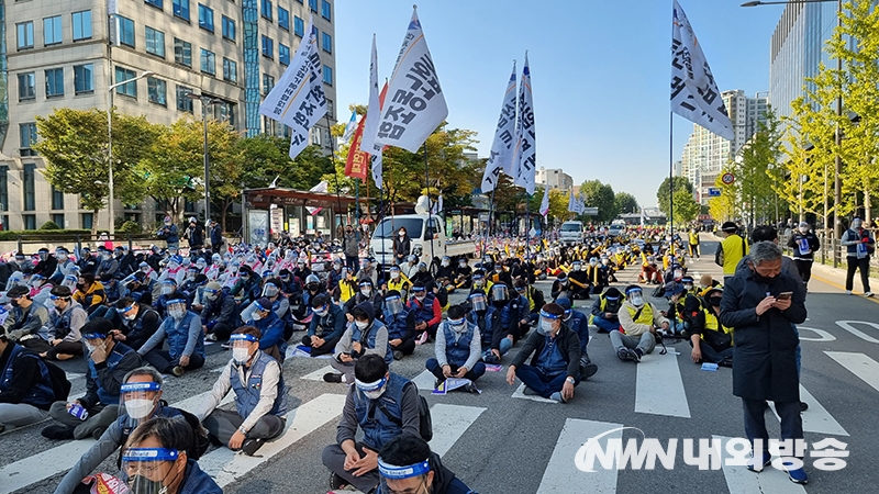 ▲ 거리에 앉아 총파업 집회를 진행중인 민주노총. (사진=이지선 기자)