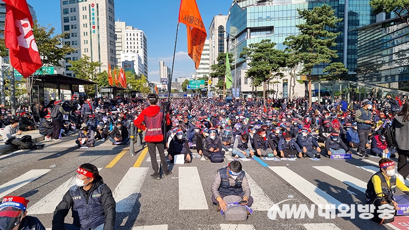 ▲ 민주노총이 차량이 지나다니는 도로 위에서 총파업 집회를 열고 있다. (사진= 이지선 기자)