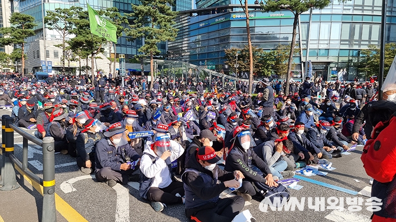 ▲ 민주노총이 차량이 지나다니는 도로 위에서 총파업 집회를 열고 있다. (사진=이지선 기자)