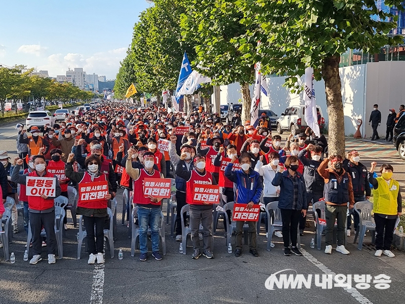 ▲ ▲ 20일 오후 경북 포항시 남구 오광장 일대서 전국민주노동조합총연맹(민주노총) 노조원 약 1000여명이 대규모 집회를 강행하고 있다. 2021.10.20. (사진=허명구 기자)