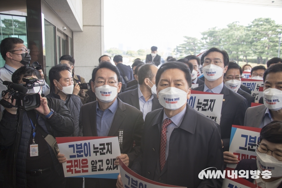 ▲ 국민의힘 의원들이 22일 오전 '대장동 개발 특혜 의혹'에 대한 엄정 수사를 촉구하기 위해 서울 서초구 대검찰청에 항의하고 있다.