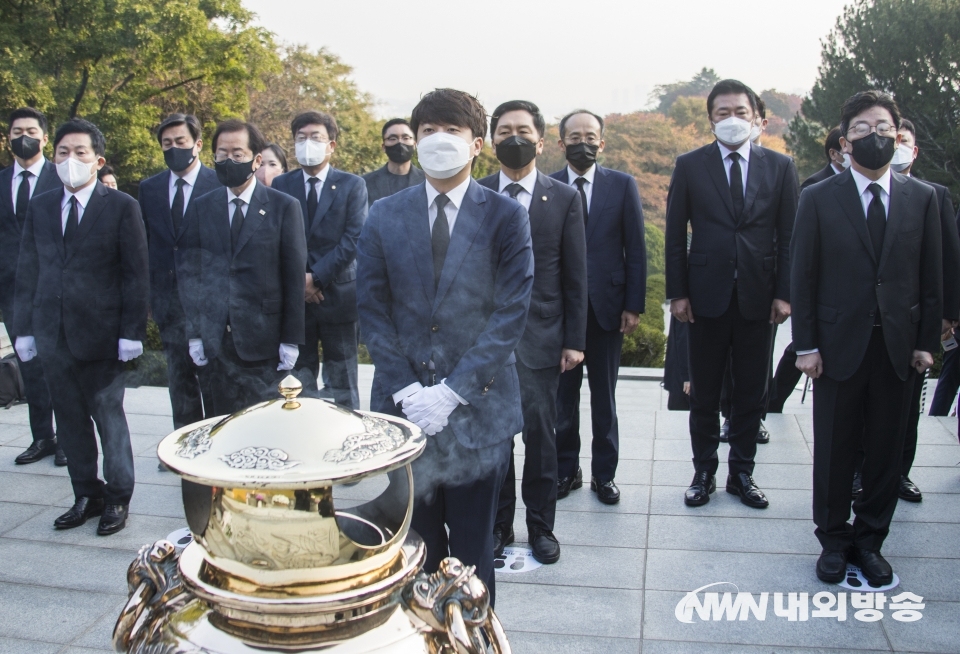 ▲ 이준석 대표와 국민의힘 대선 주자들이 박정희 전 대통령 서거 42주기를 맞아 박정희 전 대통령 묘소를 참배했다. 서울 동작구 국립현충원 박정희 대통령 묘역. 2021.10.26. (사진=이상현 기자)