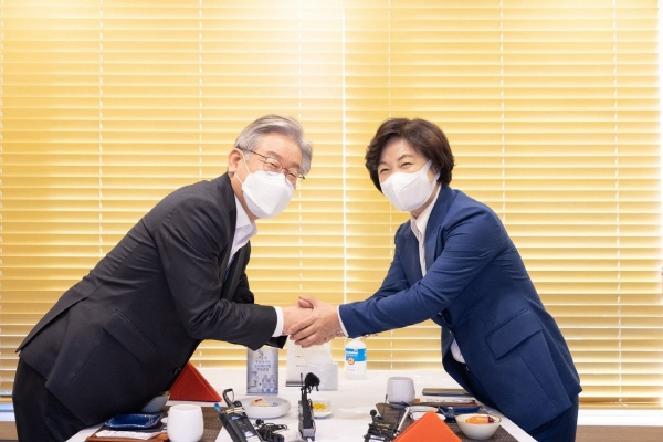 ▲ 이재명 더불어민주당 대선 후보가 27일 여의도 한 식당에서 추미애 전 대표와 만나 인사를 나누고 있다. (사진=이재명 후보 페이스북)