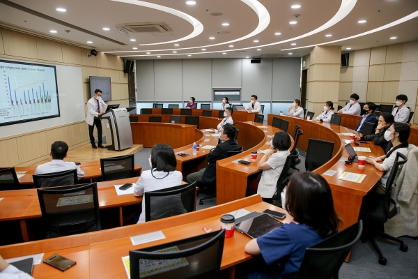 ▲ 고려대 안암병원 비만대사센터가 지난 26일 제1회 비만대사센터 세미나를 개최하고 있다. (사진=고려대 의료원)