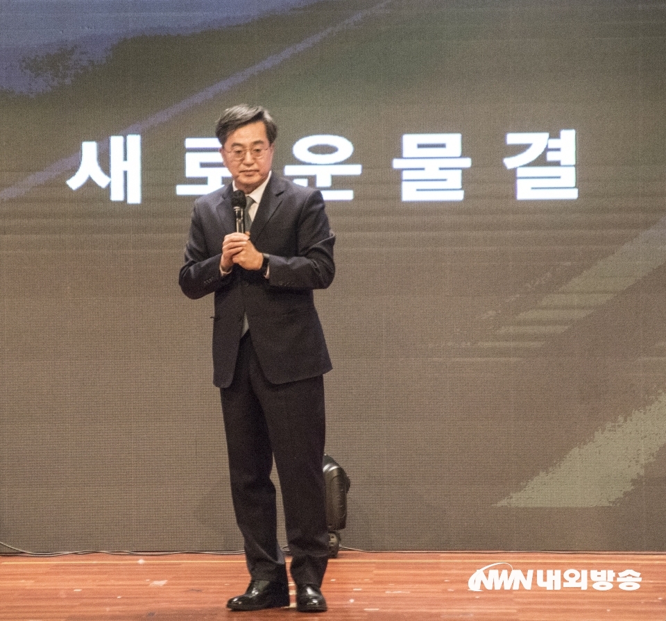 ▲ ▲ 24일 오후 서울 마포구 누리꿈스퀘어에서 '새로운물결(가칭)' 창당발기인 대회에서 김동연 전 경제부총리가 발언을 하고 있다.2021.10.24. (사진=이상현 기자)