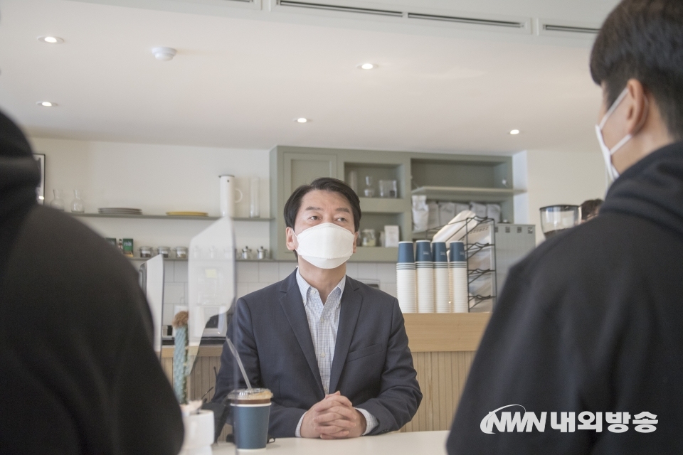 ▲ 13일 오전 안철수 국민의당 대표가 서울 동대문구 천호대로의 한 카페에서 공공부문 첫 MZ세대 노조인 서울교통공사 올바른노조와 간담회를 하고 있다. 서울 동대문구 천호대로 367 1층. 2021.10.13. (사진=이상현 기자)