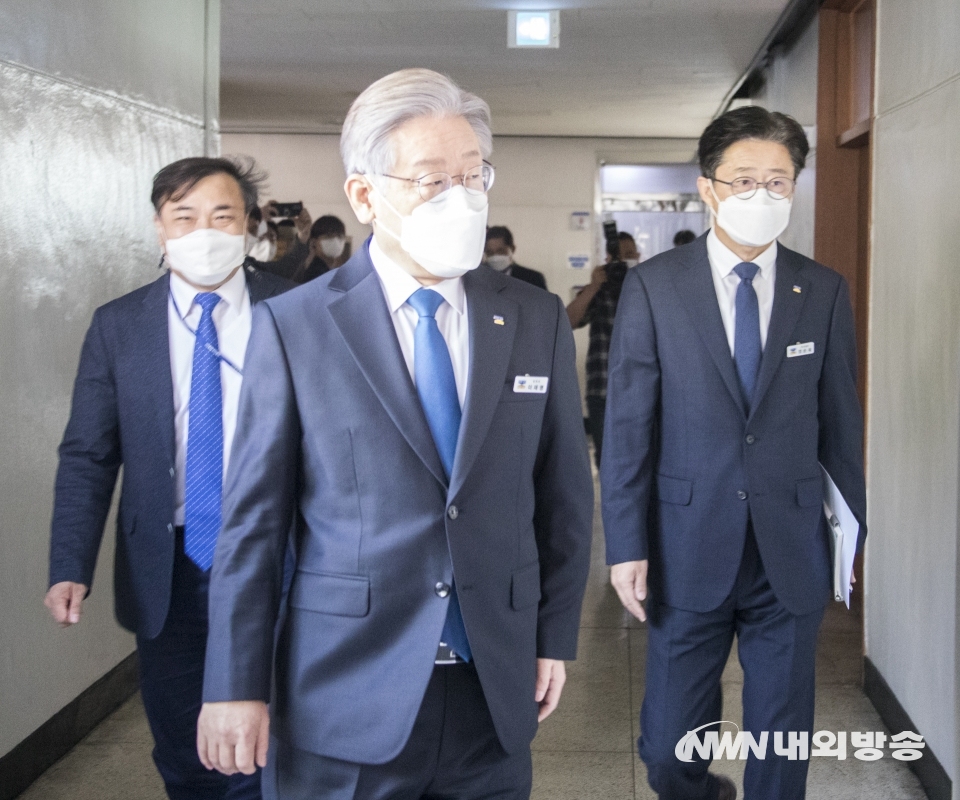 ▲ ▲ 25일 이재명 경기도지사가 지사직 중도 사퇴 기자회견을 위해 브리핑룸으로 걸어가고 있다. 2021.10.25. (사진=이상현 기자)
