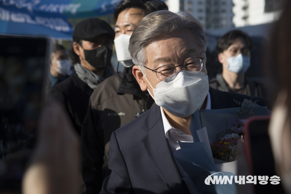 ▲ 이재명 더불어민주당 대선후보가 29일 경기 성남시 수정구 신흥동 2457번지 성남 제1공단 근린공원 조성공사 현장 방문을 마치고 지지자들과 사진을 찍고 있다. 2021.10.29. (사진=이상현 기자)