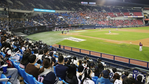 사진은 단계적 일상 회복 첫 시행일인 지난 1일 오후 서울 송파구 잠실야구장에서 열린 프로야구 ‘2021 신한은행 SOL KBO 포스트시즌’ 와일드카드 결정전 1차전 키움 히어로즈와 두산 베어스의 경기에서 관중석에서 야구팬들이 응원을 하고 있다. 5일 신규 확진자 수는 2300명대를 기록했다. 휴대전화 이동량, 고속도로 통행량 등 이동량을 나타내는 모든 지표가 상승세를 보이고 있어 당국에서는 당분간 확진자 증가세는 늘어날 것으로 보고 있다. (사진=대한민국정책브리핑)