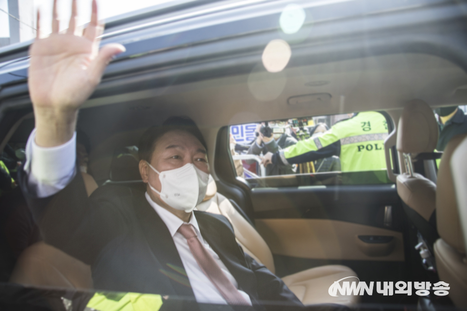 윤석열 국민의힘 제20대 대통령 선거 예비후보가 5일 서울 용산구 백범 김구기념관에서 열린 국민의힘 제2차 전당대회에 참석하면서 지지자들에게 인사를 하고 있다. 2021.11.05. (사진=이상현 기자)