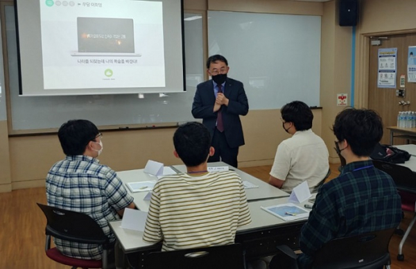 시범운영 중 교육목적을 설명 중인 이승섭 교학부총장 (사진=KAIST 제공)