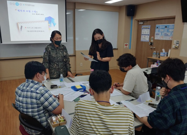 시범운영 교육 중 실습 및 토의중인 모습 (사진=KAIST 제공)