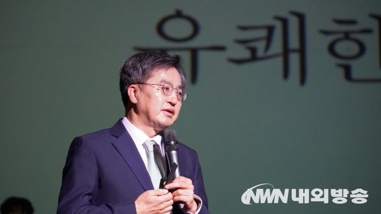 김동연 전 경제부총리가 2일 모교인 서울 성북구 서경대학교를 찾아 '유쾌한 반란'이란 주제로 강연하고 있다. (사진=김동연 후보 캠프 제공)