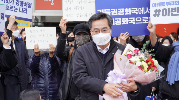 지지자들의 열렬한 환호 속, 꽃다발을 받는 김동연 대선 후보 (사진=김동연 캠프 제공)