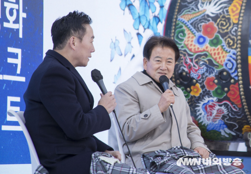 11일 서울 남산 팔각정에서 열린 '2021 제29회 남산 봉화식' 행사에 참석한 정동영 전 통일부 장관이 Book 토크 콘서트를 진행하고 있다. 좌측부터 정봉주 전 국회의원, 정동영 전 통일부 장관. 2021.11.11. (사진=이상현 기자)