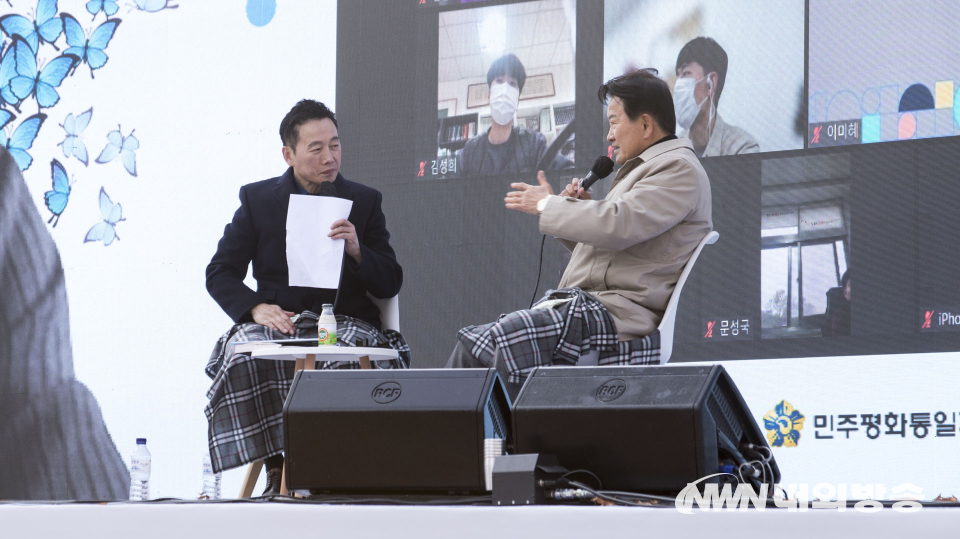 11일 서울 남산 팔각정에서 열린 '2021 제29회 평화기원 남산 봉화식' 행사에 참석한 정동영 전 통일부 장관이 Book 토크 콘서트를 진행하고 있다. 좌측부터 정봉주 전 국회의원, 정동영 전 통일부 장관. 2021.11.11. (사진=이상현 기자)