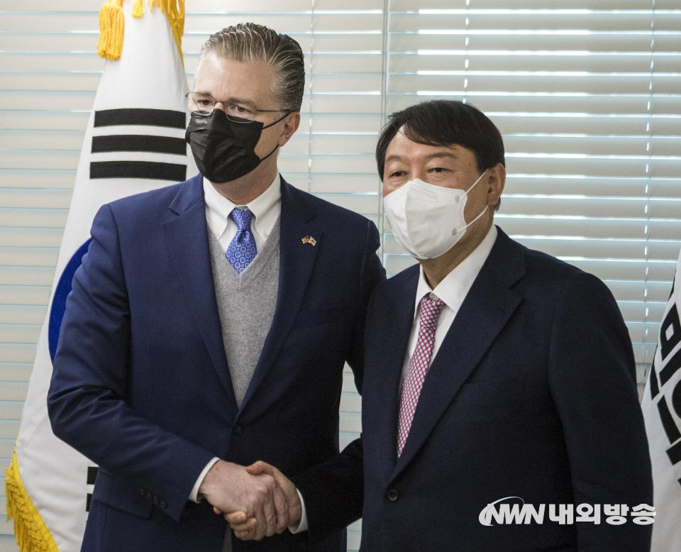 12일 윤석열 국민의힘 대통령 후보가 서울 여의도 국민의힘 중앙당사에서 대니얼 크리튼브링크 미국 국무부 동아시아·태평양 담당 차관보와 기념 촬영을 하고 있다. 2021.11.12. (사진=이상현 기자)