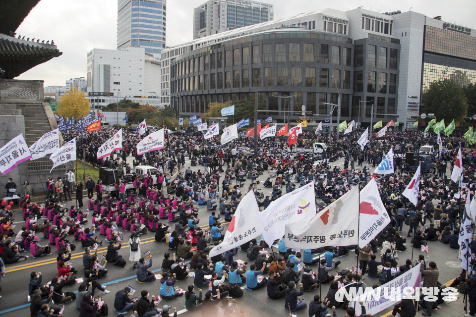 13일 전국민주노동총연합이 동대문역 사거리에 기습적으로 모여 집회 시위를 강행하고 있다. 2021.11.13. (사진=이상현 기자)