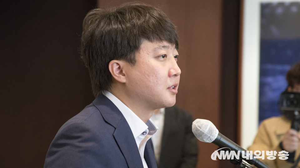 국민의힘 이준석 대표가 15일 오전 서울 용산구 그랜드 하얏트 서울에서 열린 '만화로 읽는 오늘의 인물이야기 '비상대책위원장 김종인' 출판기념회에 참석해 축사를 하고 있다. 2021.11.15. (사진=이상현 기자)