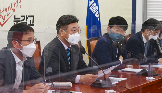 윤호중 민주당 원내대표가 16일 국회에서 열린 원내대책회의에서 발언하고 있다. (사진=연합뉴스)