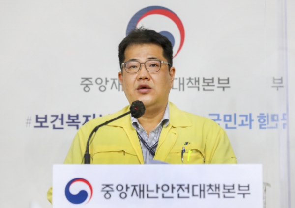 ▲ 손영래 중앙사고수습본부 전략기획반장이 “추석 연휴기간 중 모임뿐 아니라 의료기관 등 고위험군이 밀집한 시설에서 산발적으로 집단감염이 발생하고 있어 긴장을 늦출 수 없는 상황”이라고 말했다. (사진=보건복지부)