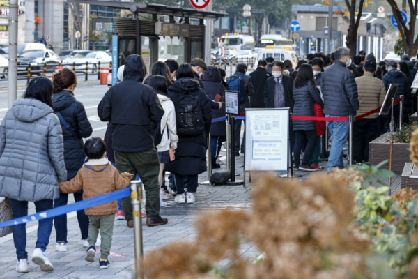 17일 오전 서울 송파보건소 코로나19 선별진료소에서 검사를 받으려는 시민들이 대기하고 있다. (사진=연합뉴스)