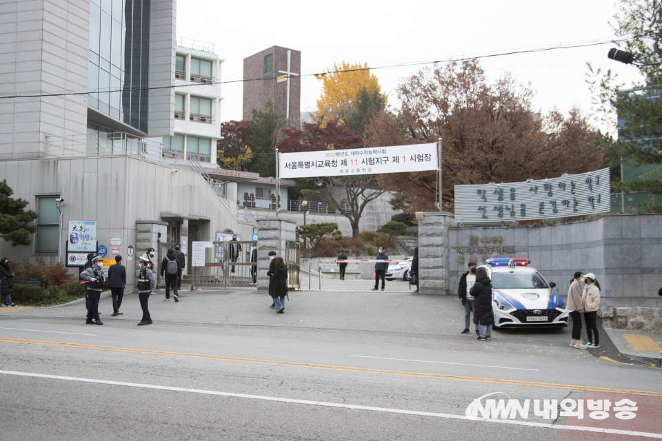 18일 수험생들이 2022학년도 대학수학능력시험 시험장을 들어가고 있다. 서울시 동대문구 신설동 대광고등학교. (사진=이상현 기자)