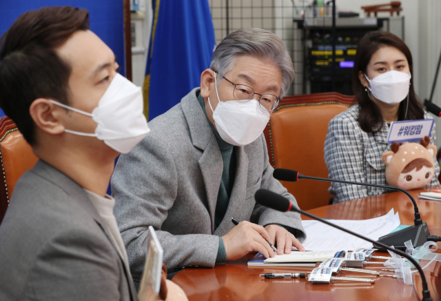 ▲이재명 더불어민주당 대통령 후보는 22일 국회에서 열린 제1차 전국민 대전환 선거대책위원회 회의에 참석해 발언을 경청하고 있다. (사진=연합뉴스)