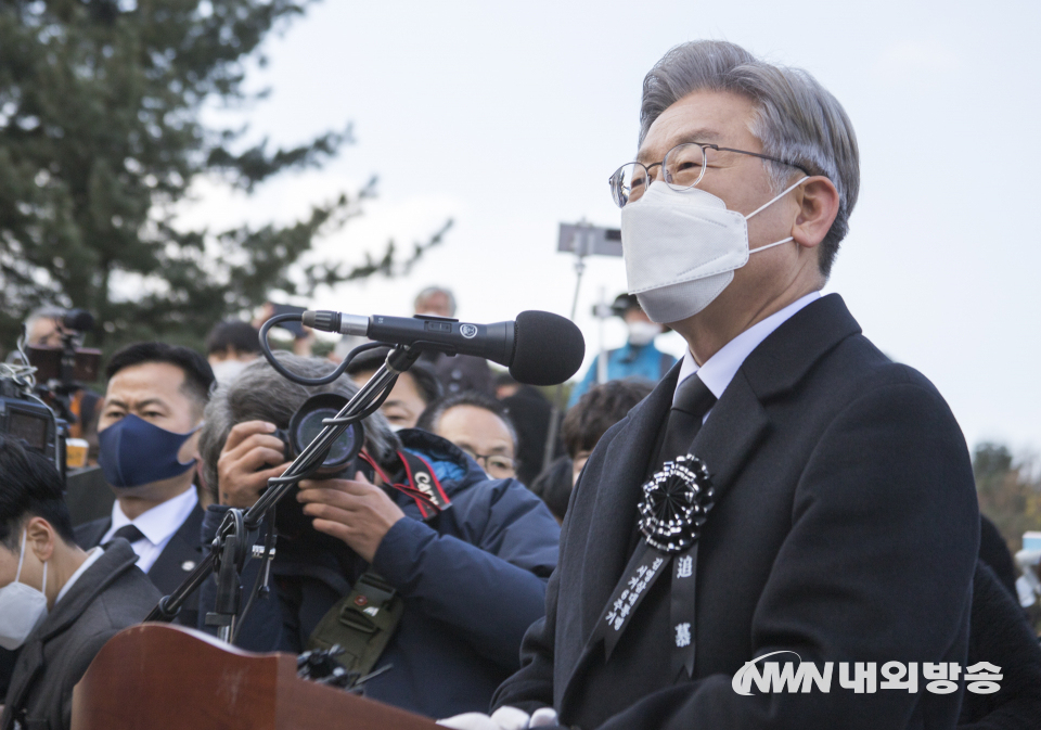 고(故) 김영삼 전 대통령 서거 6주기에 참석한 이재명 더불어민주당 대통령 후보가 추모 발언을 하고 있다. 2021.11.22.&nbsp;(사진=이상현 기자)