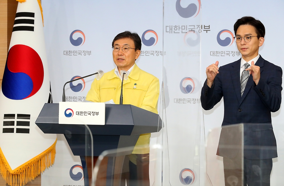 사진은 권덕철 중앙재난안전대책본부 1차장(보건복지부 장관)이 3일 오전 서울 종로구 정부서울청사 별관에서 코로나19 중앙재난안전대책본부 정례브리핑을 하고 있다. 7일 신규 확진자 수는 1600명에 육박했다. 정부의 고강도 거리두기 시행에도 확산세는 가라앉지 않고 있다. 추석 연휴가 다가오는 시점에서 정부나 국민이나 우려가 매우 큰 상황이다. (사진=대한민국정책브리핑)