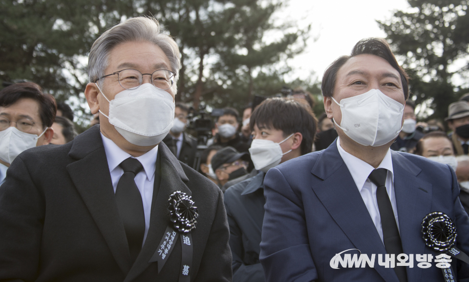 고(故) 김영삼 전 대통령 서거 6주기 추도식이 22일 국립 서울현충원 묘역에서 열렸다. 추도식에 참석한 이재명 더불어민주당 후보, 윤석열 국민의힘 후보. 2021.11.22. (사진=이상현 기자)