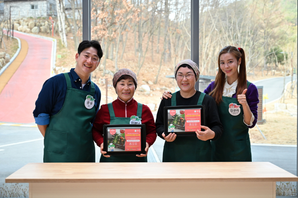 온포유 행사의 진행자들이 오미자청 쌈밥 도시락 요리재료를 선보이고 있다. 오른쪽부터 배우 김규리씨, 요리법 개발자 김옥랑씨, 이재남씨, 진행자 관우씨 (사진=산림청 제공)