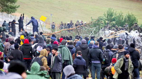 프랑스가 12일 러시아에 벨라루스와 폴란드 국경 지역에 몰려든 난민 사태를 해결할 수 있도록 중간에서 역할을 해달라고 당부했다. (사진: AFP 통신)