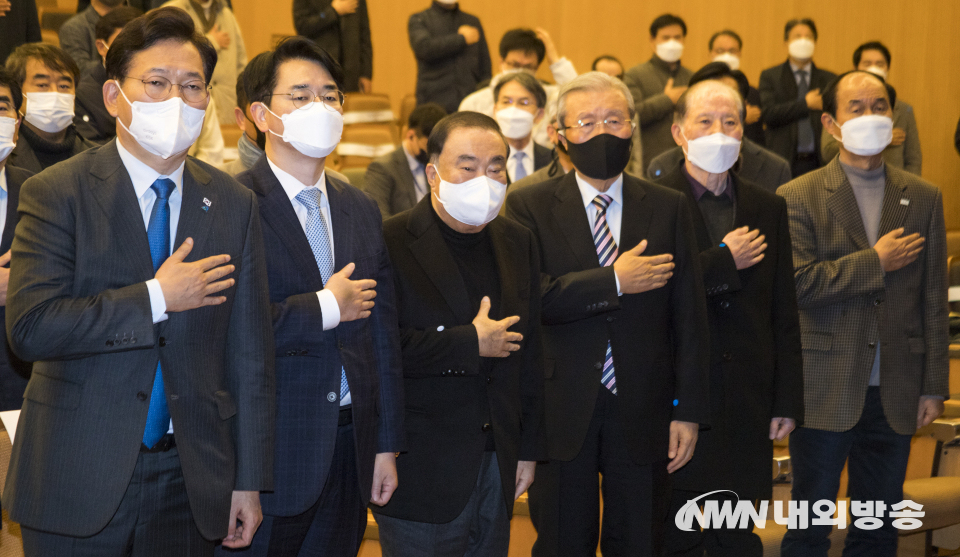 김종인 전 국민의힘 비상대책위원장이 1일 서울 종로구 교보빌딩에서 열린 박용진 더불어민주당 의원의 '정치혁명' 출판기념회에 참석해 국민의례를 하고 있다. 2021.12.01. (사진=이상현 기자)