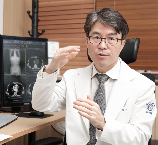 경희대병원 간담도췌장외과 김범수 교수 진료모습 (사진=경희대병원 제공)