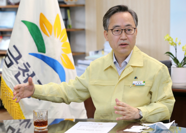 유성훈 금천구청장. 금천구는 서울대학교 평생교육원과 업무협약을 체결해 앞으로 금천구 모든 중학교 대상 1300여명의 학생에게 서울대학교 연계 진로수업을 진행할 계획이다. (사진=연합뉴스)