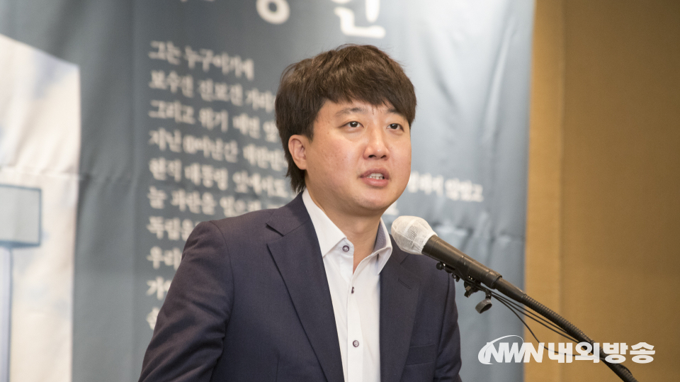 국민의힘 이준석 당대표가 15일 오전 서울 용산구 그랜드 하얏트 서울에서 열린 '만화로 읽는 오늘의 인물이야기 '비상대책위원장 김종인' 출판기념회에 참석해 축사를 하고 있다. 2021.11.15. (사진=이상현 기자)