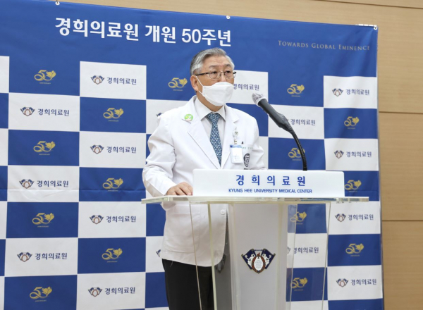 김기택 경희대 의무부총장이 3일 경희의료원 개원 50주년 기념식에서 기념사를 하고 있다.(사진=경희의료원)
