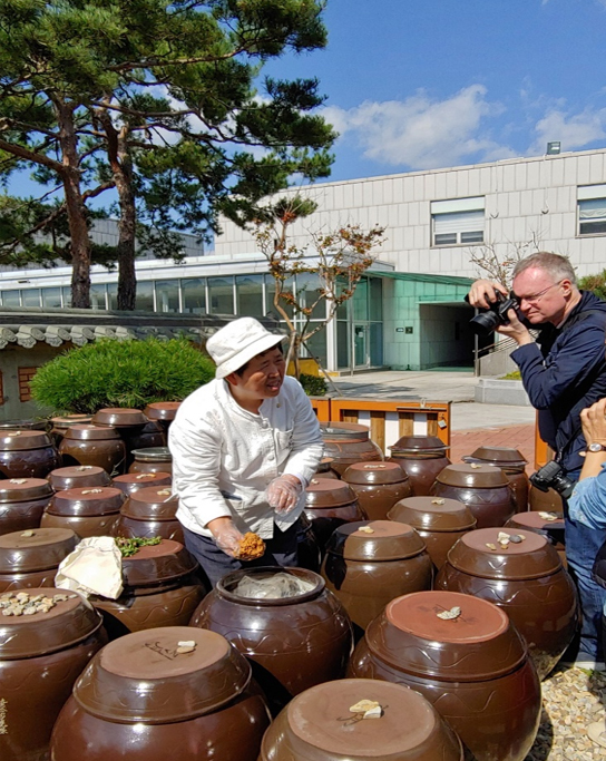 프랑스 외신기자가 함씨네 토종콩을 취재하고 있다. (사진=함씨네 토종콩 제공)