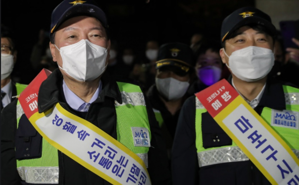 윤석열 국민의힘 대통령 후보가 지난 7일 밤 방범순찰을 하고 있다.(사진=윤석열 후보 페이스북)