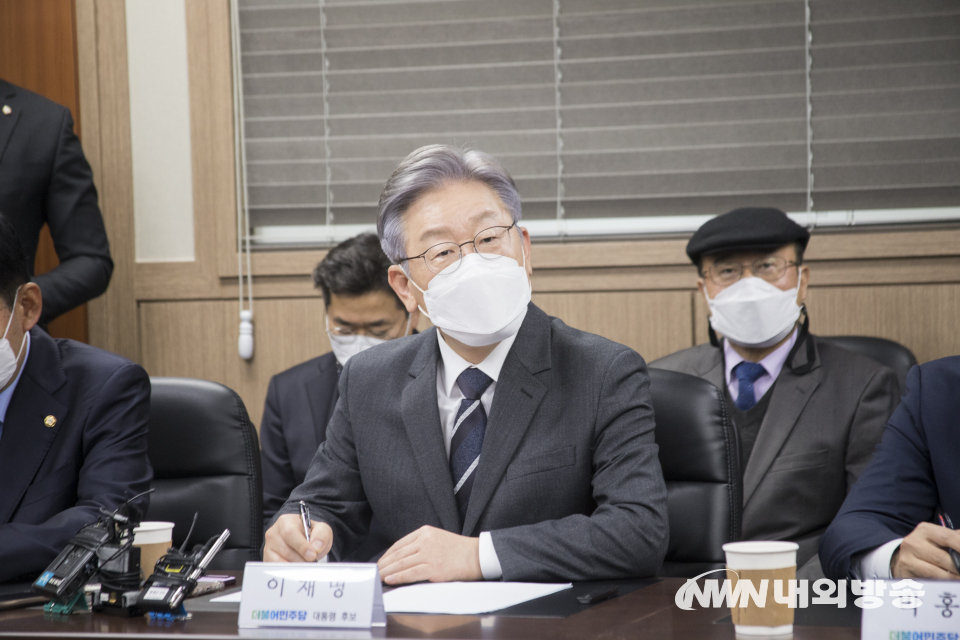 이재명 더불어민주당 대선후보가 8일, 서울 종로구 한국기독교회관의 한국교회총연합(한교총)을 예방해 인사를 하고 있다. 2021.11.08. (사진=이상현 기자)