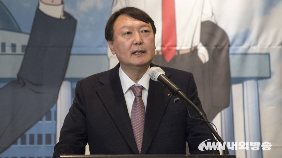 윤석열 국민의힘 대통령 후보가 15일 오전 서울 용산구 그랜드 하얏트 서울에서 열린 '만화로 읽는 오늘의 인물이야기 ‘비상대책위원장 김종인' 출판기념회에 참석해 축사를 하고 있다. 2021.11.15. (사진=이상현 기자)
