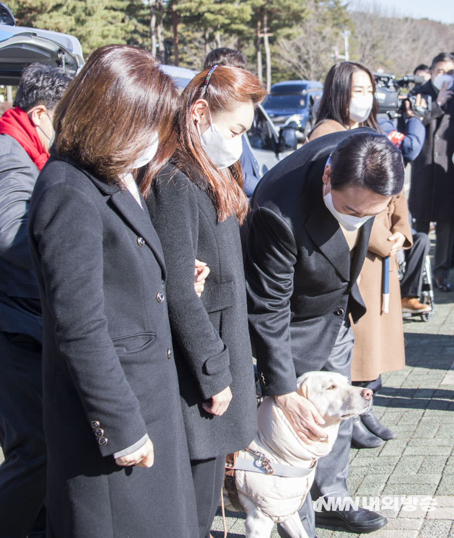 13일 윤석열 국민의힘 대통령 후보가 서울 여의도 국회의사당 본관 앞에서 선거대책위원회 장애인본부의 전국 릴레이 정책 투어 출정식 '장문현답'에 참석해 안내견을 쓰다듬고 있다.