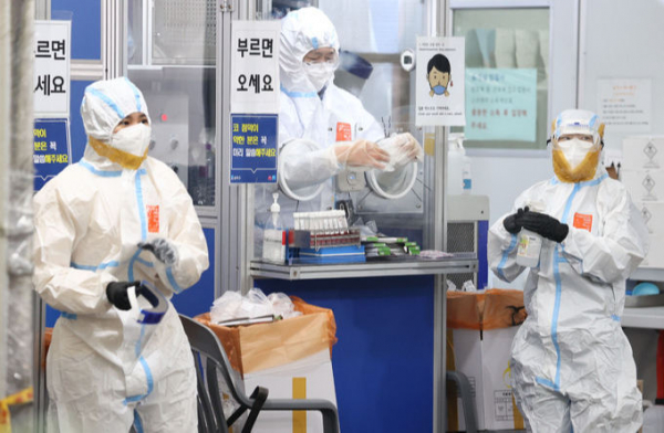 단계적 일상회복이 시행되면서 염려대로 코로나19 확진세는 증가하고 있다. 일별 신규 확진자 수가 늘어날 수록 위중증, 사망자 수도 연일 증가하고 있다. 29일 신규 확진자 수는 3309명을 기록했다. (사진=연합뉴스) 